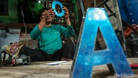 Perajin mematok harga reklame mulai dari Rp 5 ribu hingga Rp 30 ribu per centimeter. 