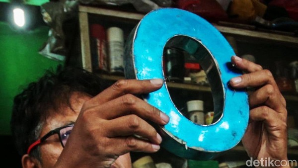 Melihat Kesibukan Perajin Reklame Huruf Timbul di Bulan Ramadan