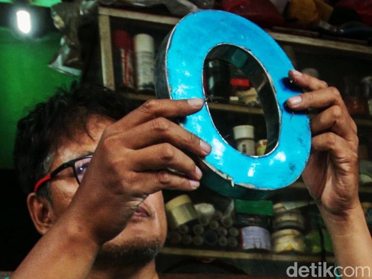 Melihat Kesibukan Perajin Reklame Huruf Timbul di Bulan Ramadan