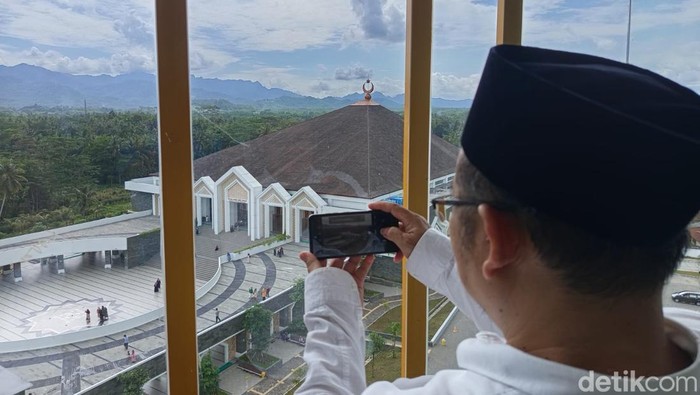 Menara pandang di kompleks MAJT An-Nuur Kabupaten Magelang, Minggu (16/3/2025).