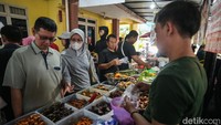 Para pedagang takjil menggelar lapaknya di kawasan Benhil, Jakarta, Minggu (16/3/2025).