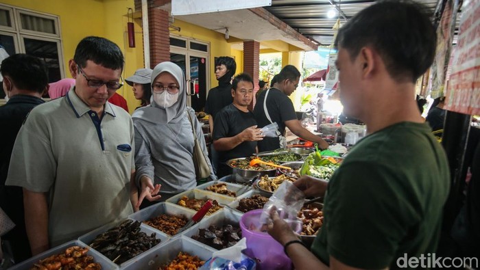 Hari masih siang, namun para pedagang takjil di kawasan Benhil sudah mulai menggelar lapaknya. Mereka antusias untuk berjualan takjil di kawasan tersebut.