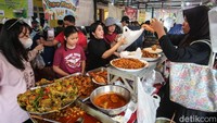 Tidak hanya takjil, pedagang juga menjual aneka lauk pauk. 