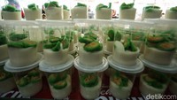 Berbagai menu untuk buka puasa atau keperluan sahur dijual di sini. 