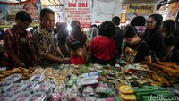 Berjualan takjil di kawasan Benhil ini sudah ada sejak lama dan terus dilestarikan. Omzetnya pun tembus jutaan rupiah dalam satu hari. 