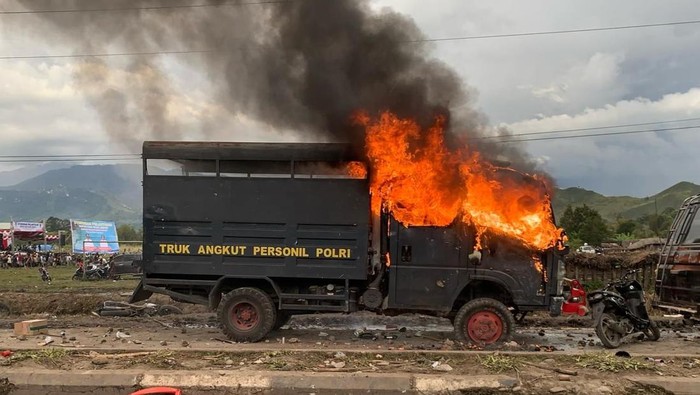 Mobil milik Polres Jayawijaya dibakar saat ricuh acara syukuran Bupati dan Wabup Jayawijaya.