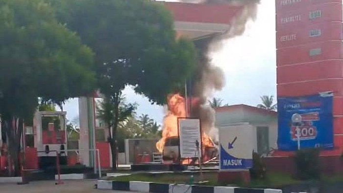 Mobil Terbakar di SPBU Molohu Gorontalo.