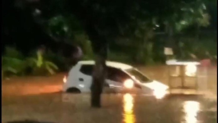 Mobil terseret arus saat banjir di Madiun.