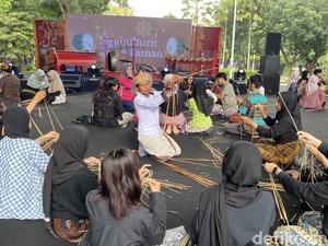 Serunya Ngabuburit Bikin Wayang Suket di TIK Semarang