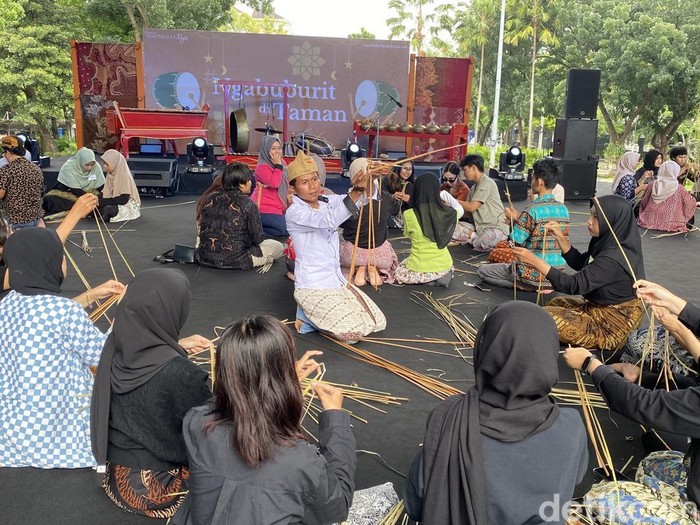 Muda-mudi ngabuburit membuat wayang suket di Taman Indonesia Kaya  (TIK) Semarang, Minggu (16/3/2025).