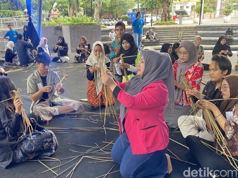 Muda-mudi ngabuburit membuat wayang suket di Taman Indonesia Kaya  (TIK) Semarang, Minggu (16/3/2025).