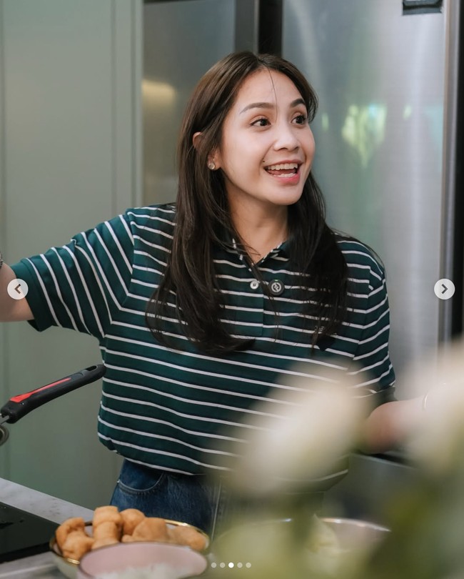 Tak sedikit pula netizen yang memuji visual Nagita Slavina. Ibu anak tiga itu terlihat awet muda, sampai-sampai Jackson Wang mengira dirinya kelahiran tahun 1996. Foto: dok. Instagram @raffinagita1717