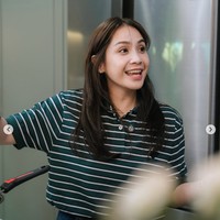 Tak sedikit pula netizen yang memuji visual Nagita Slavina. Ibu anak tiga itu terlihat awet muda, sampai-sampai Jackson Wang mengira dirinya kelahiran tahun 1996. Foto: dok. Instagram @raffinagita1717