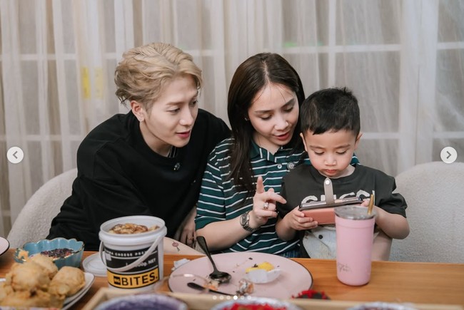 “Jackson kelihatan nyaman sama mama gigi❤️😍” “Seru nya.. ❤️ seneng deh liat Jackson main ke Andara. Ngobrol nya nyambung gitu sama mama gigi, asik liatnya 💚” “Vibesnya kek lagi pacaran sambil bawa adik 😂 maaf ya papa raffi 🤣” komentar sejumlah penggemar di Instagram. Foto: dok. Instagram @raffinagita1717