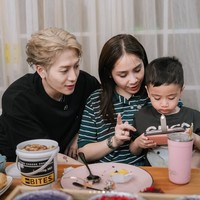 “Jackson kelihatan nyaman sama mama gigi❤️😍” “Seru nya.. ❤️ seneng deh liat Jackson main ke Andara. Ngobrol nya nyambung gitu sama mama gigi, asik liatnya 💚” “Vibesnya kek lagi pacaran sambil bawa adik 😂 maaf ya papa raffi 🤣” komentar sejumlah penggemar di Instagram. Foto: dok. Instagram @raffinagita1717