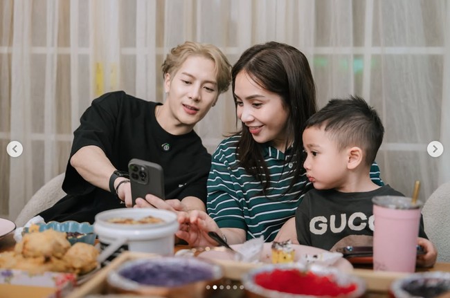 Saat waktu berbuka puasa, Jackson Wang akhirnya mencicipi makanan yang terhidang di meja makan bersama Nagita Slavina. Pelantun ‘PHYTON’ itu tampak ketagihan memakan nasi liwet, takjil pacar cina, hingga kue jajanan pasar seperti lemper dan pastel. Foto: dok. Instagram @raffinagita1717