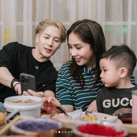 Saat waktu berbuka puasa, Jackson Wang akhirnya mencicipi makanan yang terhidang di meja makan bersama Nagita Slavina. Pelantun ‘PHYTON’ itu tampak ketagihan memakan nasi liwet, takjil pacar cina, hingga kue jajanan pasar seperti lemper dan pastel. Foto: dok. Instagram @raffinagita1717