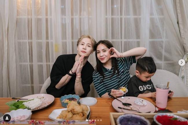 Penggemar ikut menikmati percakapan Jackson Wang dan Nagita Slavina dalam Bahasa Inggris. Sebelum pulang, Jackson Wang mengatakan bahwa dia berharap dapat bertemu kembali dengan anak Raffi-Nagita, Rayyanza yang bikin gemas. Foto: dok. Instagram @raffinagita1717