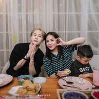 Penggemar ikut menikmati percakapan Jackson Wang dan Nagita Slavina dalam Bahasa Inggris. Sebelum pulang, Jackson Wang mengatakan bahwa dia berharap dapat bertemu kembali dengan anak Raffi-Nagita, Rayyanza yang bikin gemas. Foto: dok. Instagram @raffinagita1717