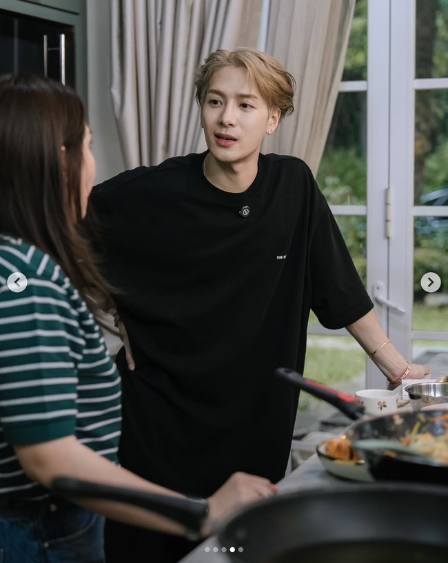 Interaksi Nagita Slavina dan Jackson Wang ramai menjadi sorotan karena terlihat akrab seperti teman lama. Momen memasak bersama dipenuhi dengan canda tawa. Keduanya menceritakan budaya keluarga masing-masing di Cina dan Indonesia. Foto: dok. Instagram @raffinagita1717