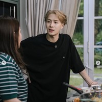 Interaksi Nagita Slavina dan Jackson Wang ramai menjadi sorotan karena terlihat akrab seperti teman lama. Momen memasak bersama dipenuhi dengan canda tawa. Keduanya menceritakan budaya keluarga masing-masing di Cina dan Indonesia. Foto: dok. Instagram @raffinagita1717