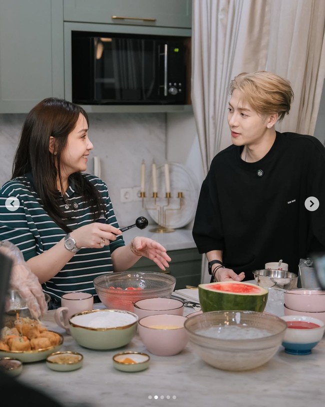 Jackson Wang merasakan euforia ngabuburit di rumah Sultan Andara. Sambil menunggu waktu berbuka puasa, Nagita mengajak Jackson memasak gorengan tahu isi dan es buah segar sebagai menu iftar. Foto: dok. Instagram @raffinagita1717