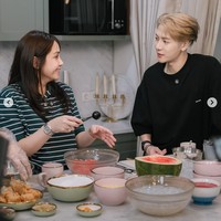 Jackson Wang merasakan euforia ngabuburit di rumah Sultan Andara. Sambil menunggu waktu berbuka puasa, Nagita mengajak Jackson memasak gorengan tahu isi dan es buah segar sebagai menu iftar. Foto: dok. Instagram @raffinagita1717