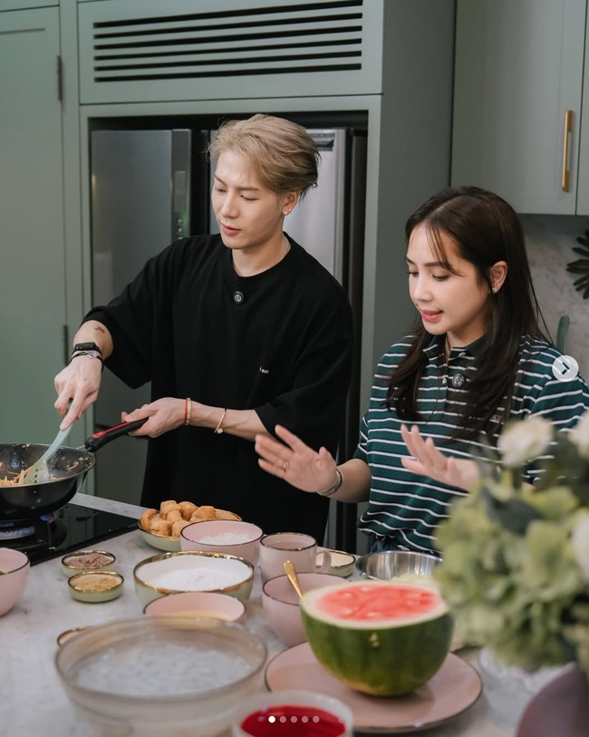 Nagita Slavina baru-baru ini menyambut kedatangan Jackson Wang di rumahnya. Personel grup KPop GOT7 itu menyambangi Indonesia pada pekan kedua bulan Maret 2025, di tengah suasana Ramadan. Jackson berkolaborasi dengan sejumlah content creator termasuk istri dari Raffi Ahmad. Foto: dok. Instagram @raffinagita1717