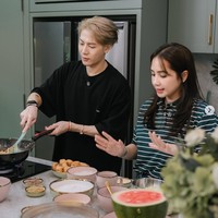 Nagita Slavina baru-baru ini menyambut kedatangan Jackson Wang di rumahnya. Personel grup KPop GOT7 itu menyambangi Indonesia pada pekan kedua bulan Maret 2025, di tengah suasana Ramadan. Jackson berkolaborasi dengan sejumlah content creator termasuk istri dari Raffi Ahmad. Foto: dok. Instagram @raffinagita1717