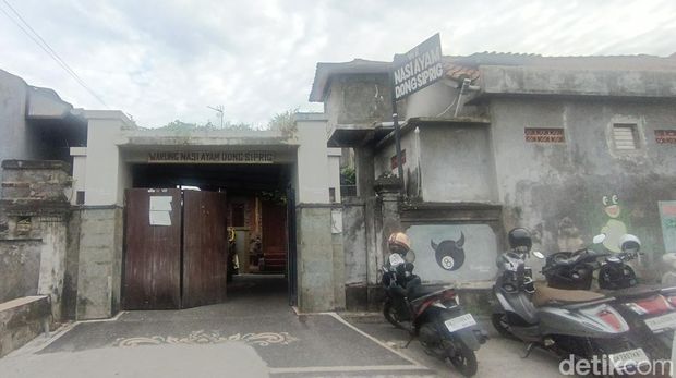 Dong Siprig Chicken Rice Warung which became one with his house in Sukawati, Gianyar.