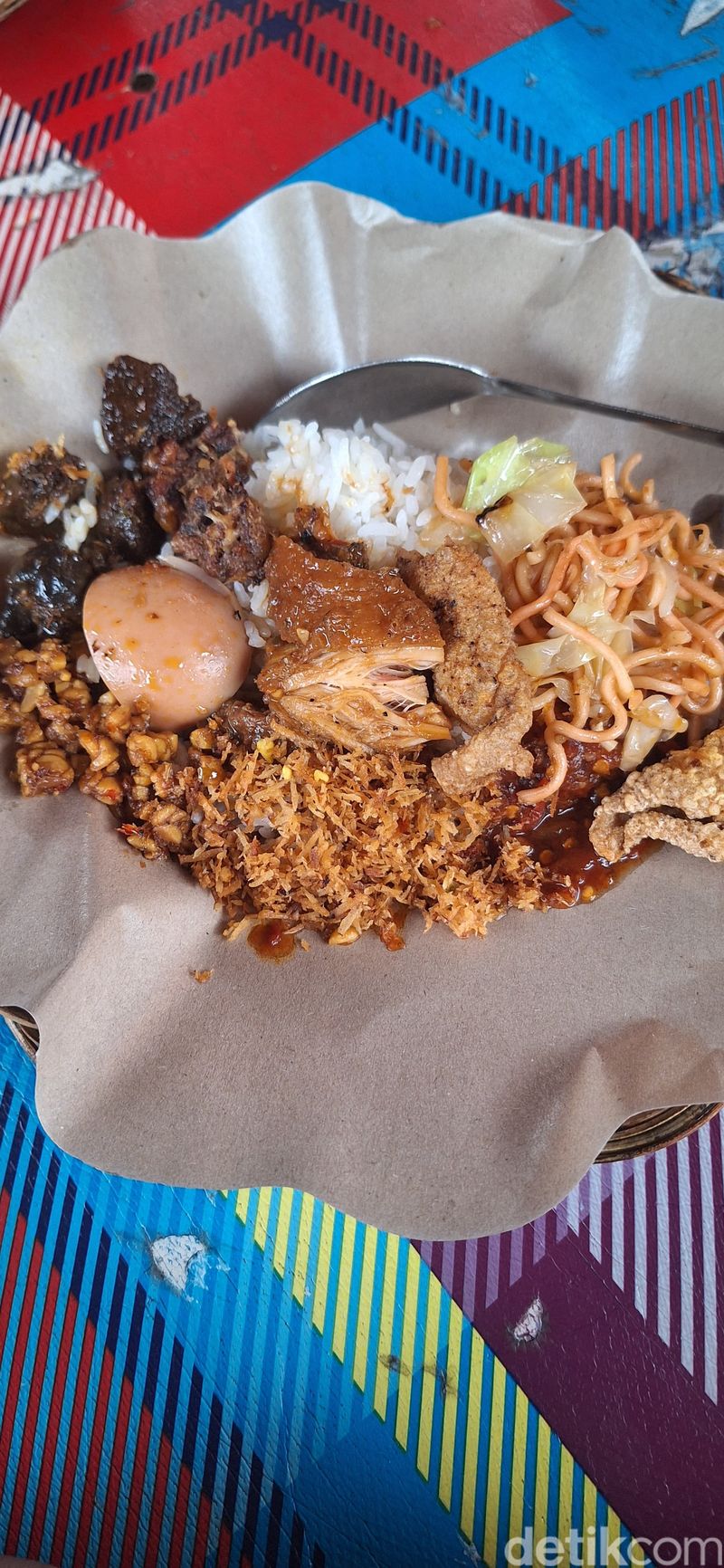 Seporsi nasi ayam Dong Siprig.