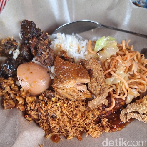 Seporsi nasi ayam Dong Siprig.