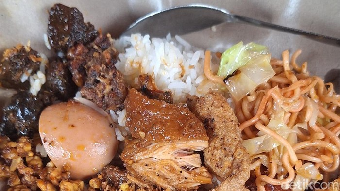 Seporsi nasi ayam Dong Siprig.