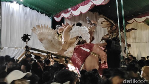 Ogoh-ogoh sekaa teruna Banjar Kelod, Desa Ungasan roboh sebelum masuk venue saat pawai lomba di Puspem Badung, Sabtu (15/3/2025) malam.