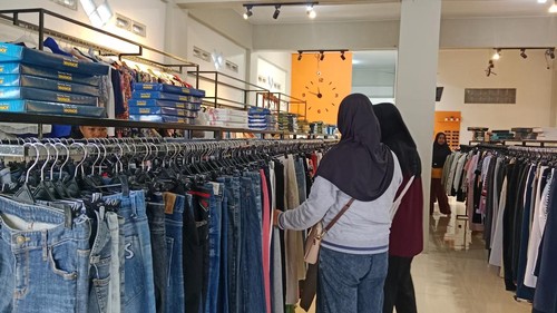 Salah satu outlet thrifting di Lombok Timur, Minggu (16/3/2025).