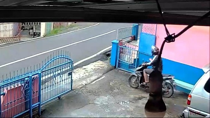 Pelaku pencurian sepeda motor terekam CCTV