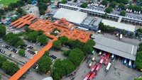 Foto udara sejumlah bus terparkir di Terminal Purabaya, Bungurasih, Sidoarjo, Jawa Timur, Minggu (16/3/2025).