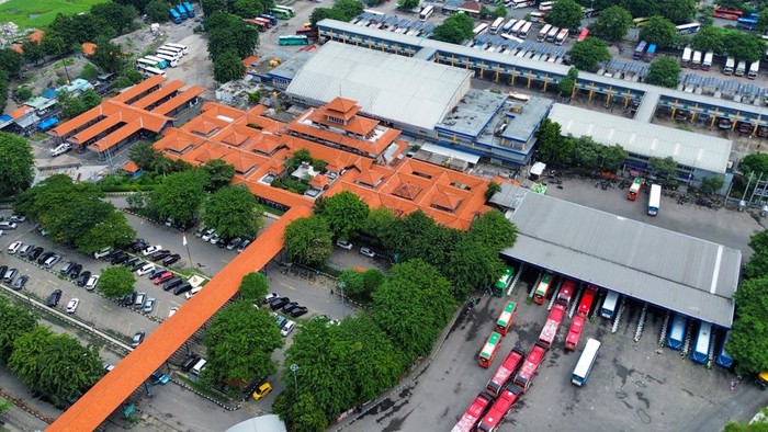 Foto udara sejumlah armada bus parkir di Terminal Purabaya, Bungurasih, Sidoarjo, Jawa Timur, Minggu (16/3/2025). Pengelola Terminal Purabaya akan menambah sekitar 700 armada di seluruh jalur untuk memenuhi kebutuhan masyarakat dan mengantisipasi terjadinya lonjakan penumpang saat masa angkutan Lebaran 2025. ANTARA FOTO/Umarul Faruq/tom.