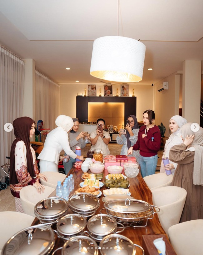Meskipun tidak full team, acara bukber geng Mamayu tetap berlangsung meriah. Suasana hangat tergambar dari foto kebersamaan mereka di meja makan yang dipenuhi dengan pilihan takjil manis dan makanan berat. Syifa Hadju kemudian diumumkan sebagai pemenang arisan bulan ini. Foto: dok. Instagram @kesharatuliu05, dok. Instagram @marginw