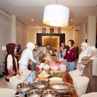 Meskipun tidak full team, acara bukber geng Mamayu tetap berlangsung meriah. Suasana hangat tergambar dari foto kebersamaan mereka di meja makan yang dipenuhi dengan pilihan takjil manis dan makanan berat. Syifa Hadju kemudian diumumkan sebagai pemenang arisan bulan ini. Foto: dok. Instagram @kesharatuliu05, dok. Instagram @marginw
