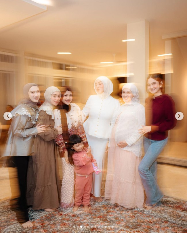 “Maa syaa Allah... Langgeng ya persahabatan kalian,” “Seneng sekali melihat geng Mamayu pd kumpul😍😍sehat2 semua kak.. 😍😍😍” “Kangenn bangedddd mamayuu!! Akhirnya ngumpul lagii,” komentar sejumlah netizen ikut antusias melihat kebersamaan geng Mamayu di acara buka puasa bersama tahun ini. Foto: dok. Instagram @kesharatuliu05, dok. Instagram @marginw