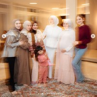 “Maa syaa Allah... Langgeng ya persahabatan kalian,” “Seneng sekali melihat geng Mamayu pd kumpul😍😍sehat2 semua kak.. 😍😍😍” “Kangenn bangedddd mamayuu!! Akhirnya ngumpul lagii,” komentar sejumlah netizen ikut antusias melihat kebersamaan geng Mamayu di acara buka puasa bersama tahun ini. Foto: dok. Instagram @kesharatuliu05, dok. Instagram @marginw