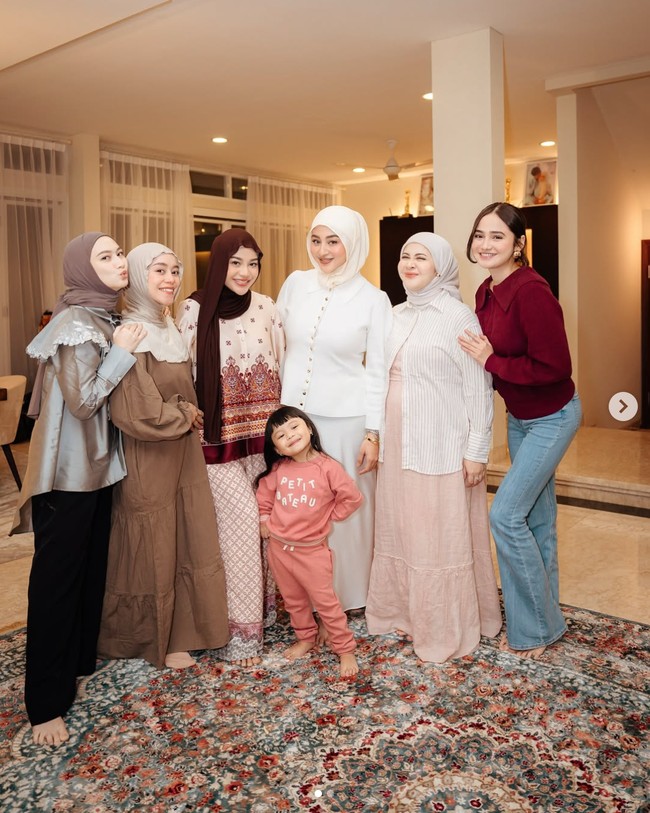 Geng arisan Mamayu yang terdiri dari Syifa Hadju, Kesha Ratuliu, Margin Wieeherm, Aurel Hermansyah, Lesti Kejora, dan Melody Laksani tampil kompak saat menggelar acara buka puasa bersama baru-baru ini. Busana yang dikenakan para personelnya tak luput dari sorotan netizen. Foto: dok. Instagram @kesharatuliu05, dok. Instagram @marginw