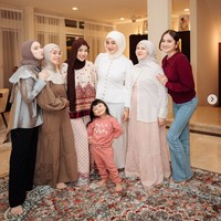 Geng arisan Mamayu yang terdiri dari Syifa Hadju, Kesha Ratuliu, Margin Wieeherm, Aurel Hermansyah, Lesti Kejora, dan Melody Laksani tampil kompak saat menggelar acara buka puasa bersama baru-baru ini. Busana yang dikenakan para personelnya tak luput dari sorotan netizen. Foto: dok. Instagram @kesharatuliu05, dok. Instagram @marginw