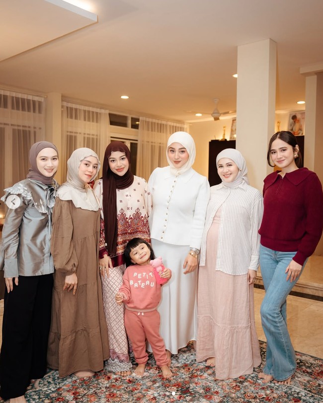 Kesha Ratuliu, yang tengah hamil anak ketiga tampak anggun dengan pilihan dress berwarna pink pastel di balik kemeja garis-garis. Dia memakai hijab segi empat berwarna putih dan menyisipkan aksesori emas untuk menyempurnakan penampilan. Foto: dok. Instagram @kesharatuliu05, dok. Instagram @marginw