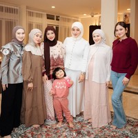 Kesha Ratuliu, yang tengah hamil anak ketiga tampak anggun dengan pilihan dress berwarna pink pastel di balik kemeja garis-garis. Dia memakai hijab segi empat berwarna putih dan menyisipkan aksesori emas untuk menyempurnakan penampilan. Foto: dok. Instagram @kesharatuliu05, dok. Instagram @marginw