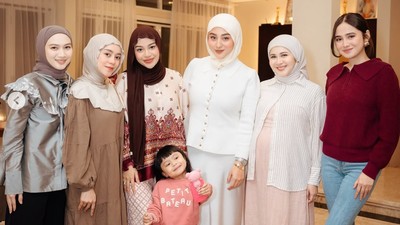 7 Potret Kompak Geng Artis Mamayu Saat Bukber, Bisa Jadi Inspirasi Gaya