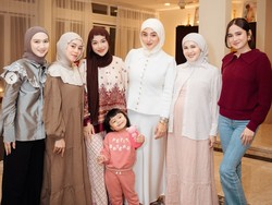 7 Potret Kompak Geng Artis Mamayu Saat Bukber, Bisa Jadi Inspirasi Gaya