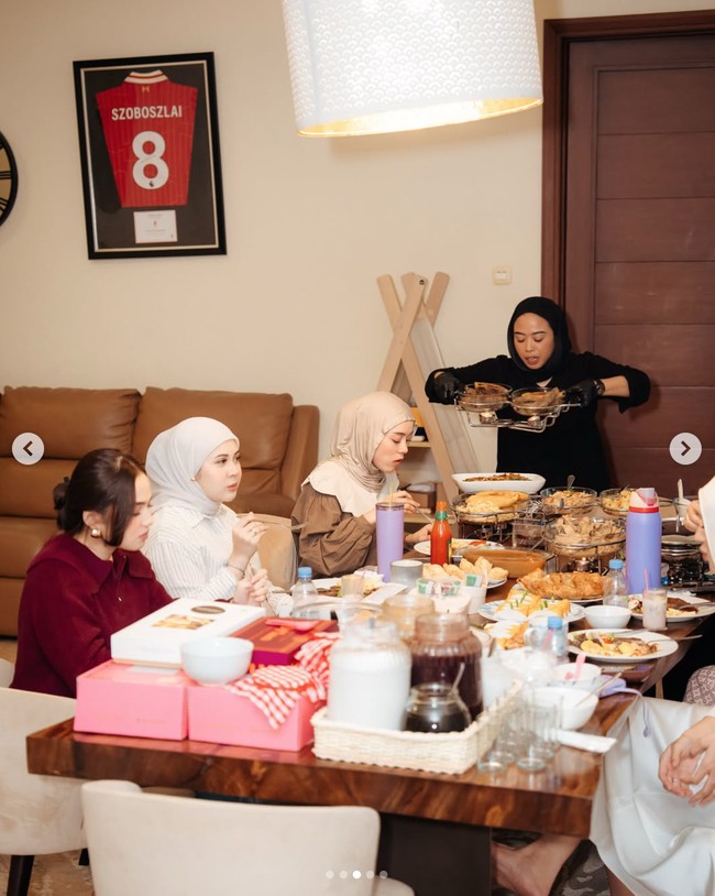 Jadi cewek bumi. Lesti Kejora mengenakan tunik berwarna cokelat simpel namun tetap elegan dengan hijab pashmina berwarna krem. Tak ketinggalan, Melody Laksani yang terlihat anggun dalam balutan blus satin berwarna bronze, bawahan hitam, dan hijab segi empat berwarna taupe. Foto: dok. Instagram @kesharatuliu05, dok. Instagram @marginw