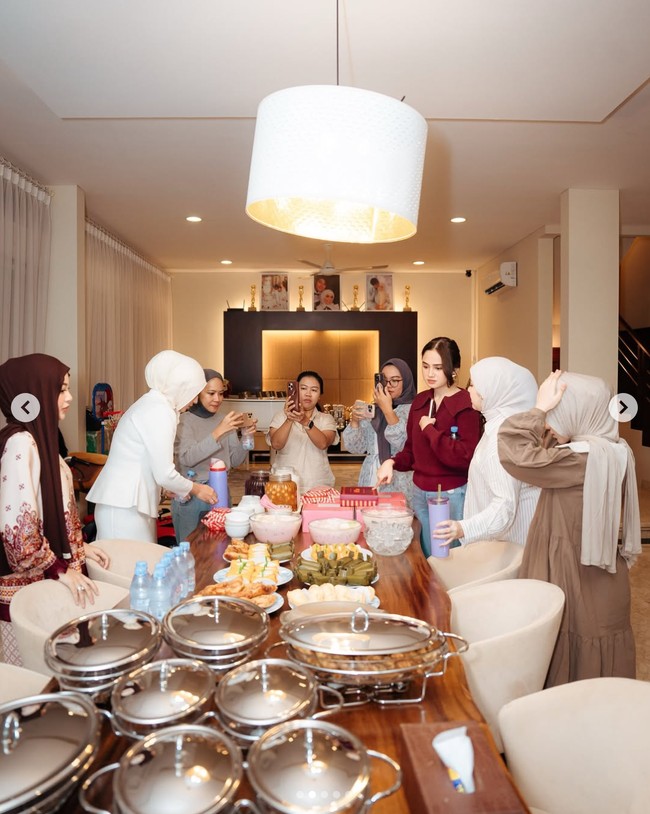 Dalam acara bukber tahun ini, dua personel geng Mamayu, Dinda Hauw dan Shania Indriani berhalangan hadir. Seperti diketahui, Dinda tengah berada di Madinah, Arab Saudi setelah menjalankan ibadah umroh bersama suaminya Rey Mbayang. Foto: dok. Instagram @kesharatuliu05, dok. Instagram @marginw